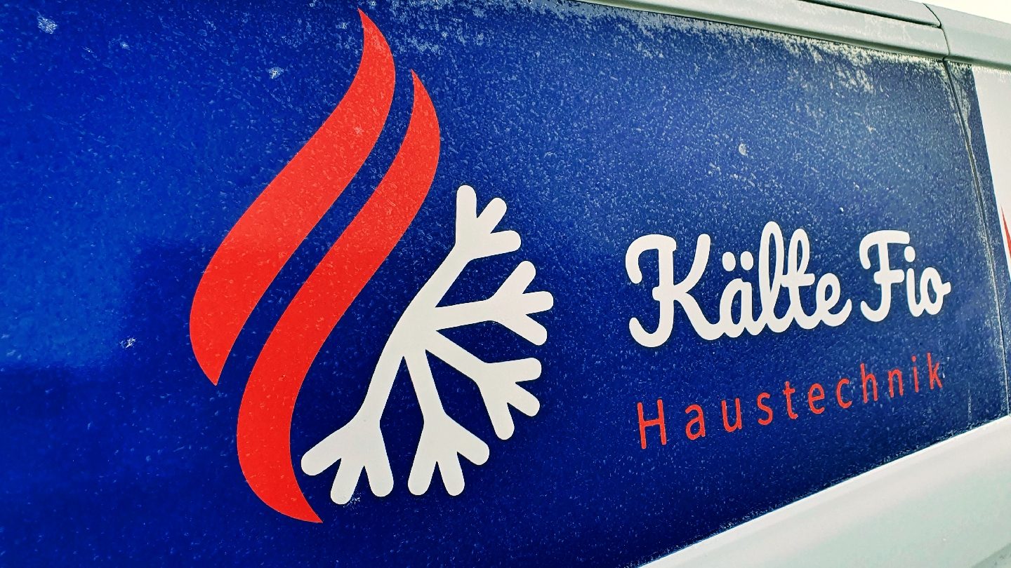 Firmenfahrzeug mit dem Kälte-Fio-Logo