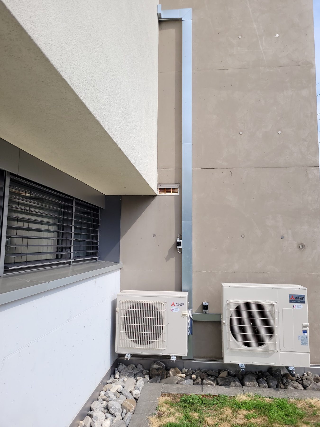 Zwei Aussengeräte an einer Hausfassade